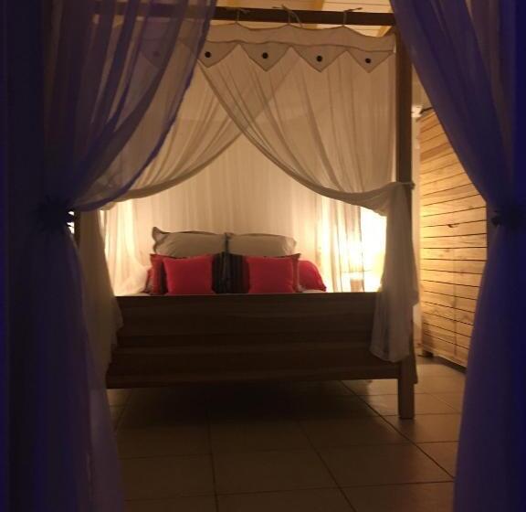 اتاق استاندارد با چشمانداز استخر, Au Bel Vue Chez Sandrine