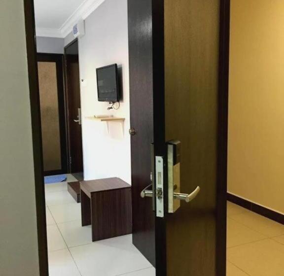 프리미엄 트리플 룸, Hilltop Hotel Tanjung Malim