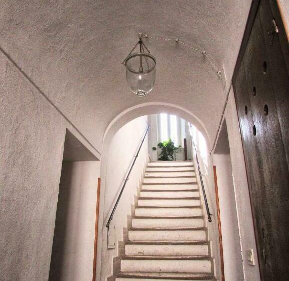 اتاق لوکس, La Posta Regia