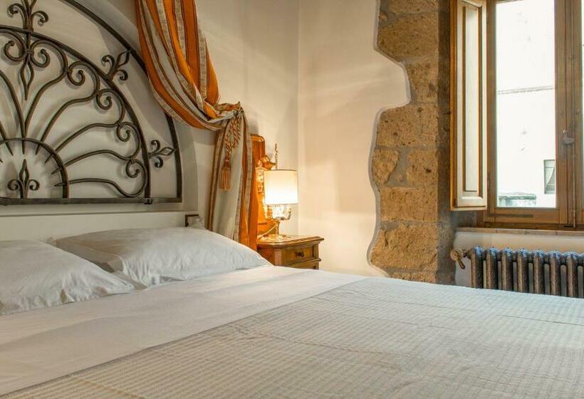 اتاق لوکس, La Posta Regia