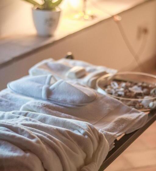 اتاق لوکس, La Posta Regia