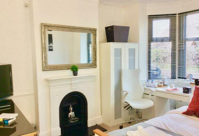 غرفة ديلوكس, Station House