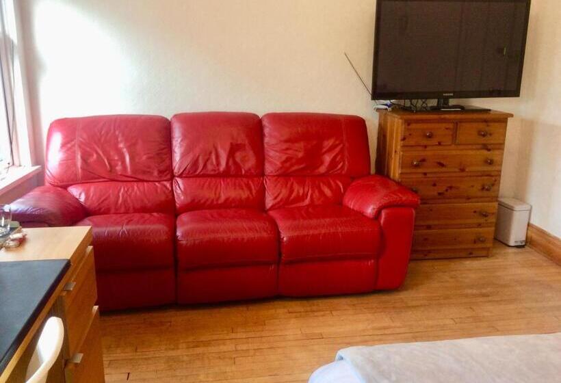 Номер Deluxe, Station House