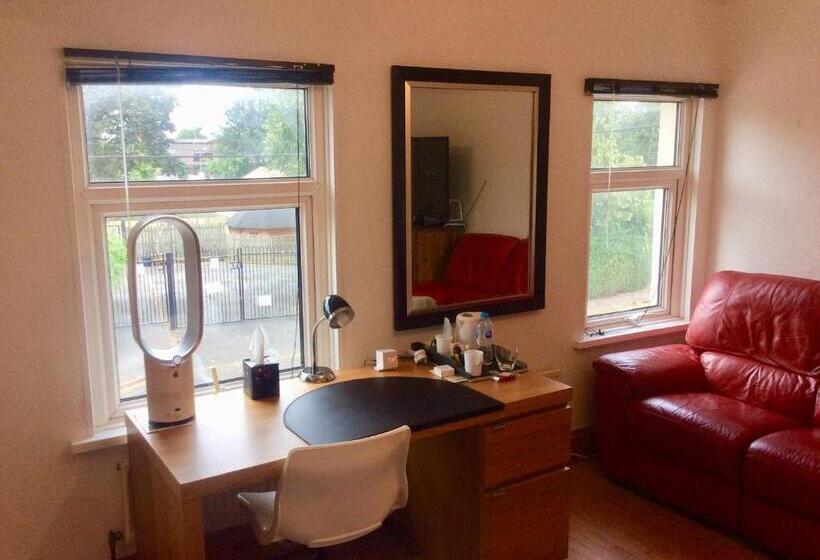 غرفة ديلوكس, Station House