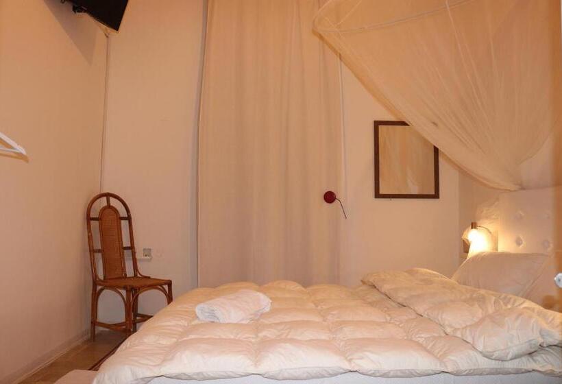 اتاق سوپریور با تخت بزرگ, Corto Maltese B&b