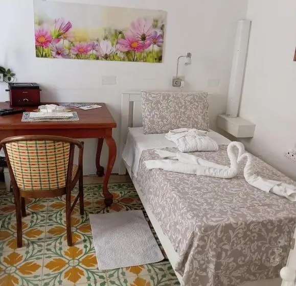 اتاق استاندارد با سرویس بهداشتی مشترک, Corto Maltese B&b
