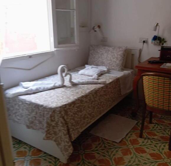 اتاق استاندارد با سرویس بهداشتی مشترک, Corto Maltese B&b