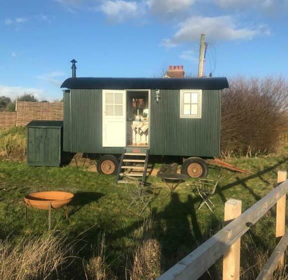 غرفة قياسية, Barnham Court Farm