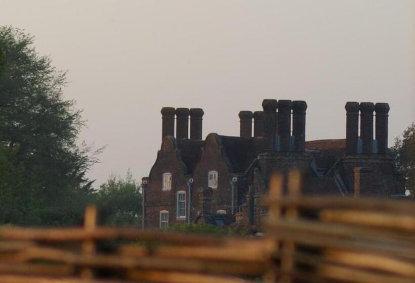 غرفة قياسية, Barnham Court Farm