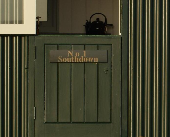 スタンダードルーム, Barnham Court Farm