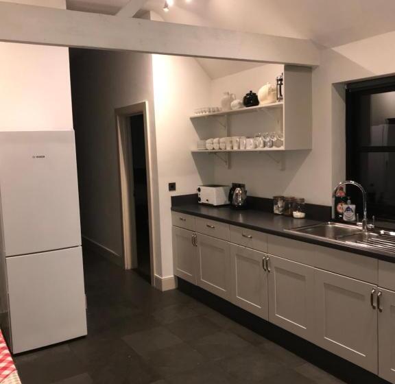 منزل غرفة نوم واحدة, Barnham Court Farm