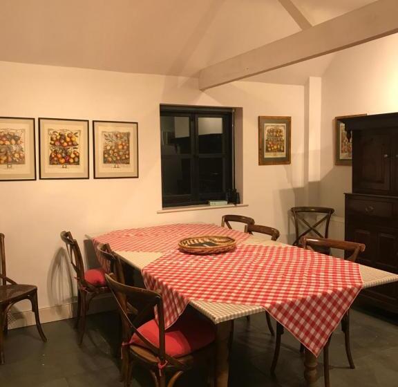 منزل غرفة نوم واحدة, Barnham Court Farm