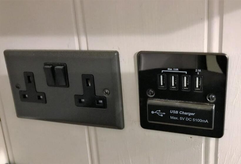 غرفة قياسية, Barnham Court Farm