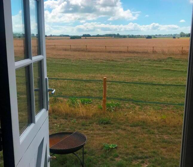 スタンダードルーム, Barnham Court Farm