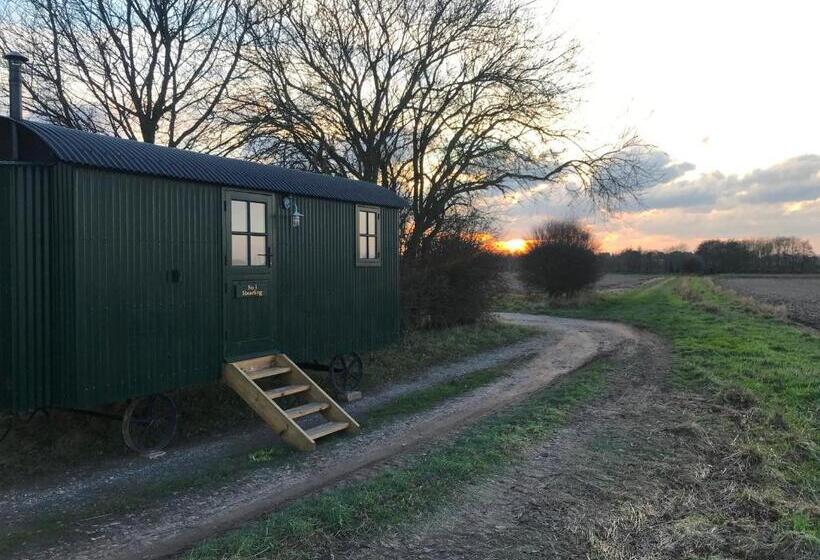 غرفة قياسية, Barnham Court Farm