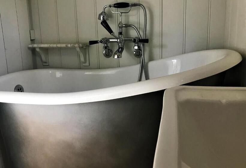 غرفة قياسية, Barnham Court Farm