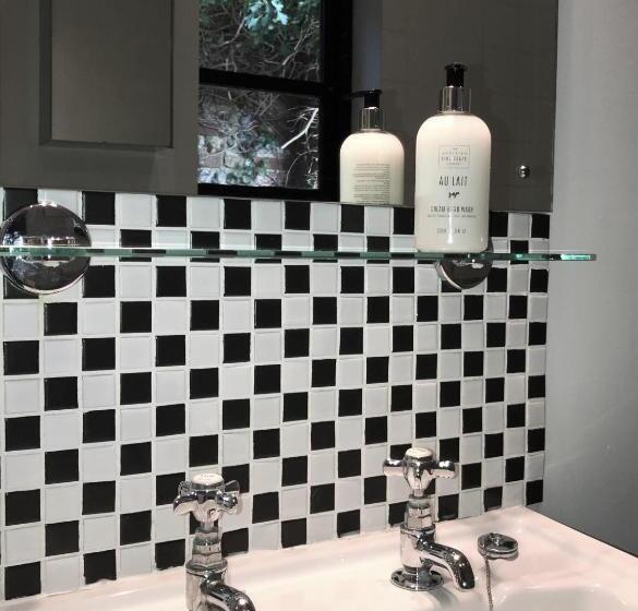 منزل غرفة نوم واحدة, Barnham Court Farm