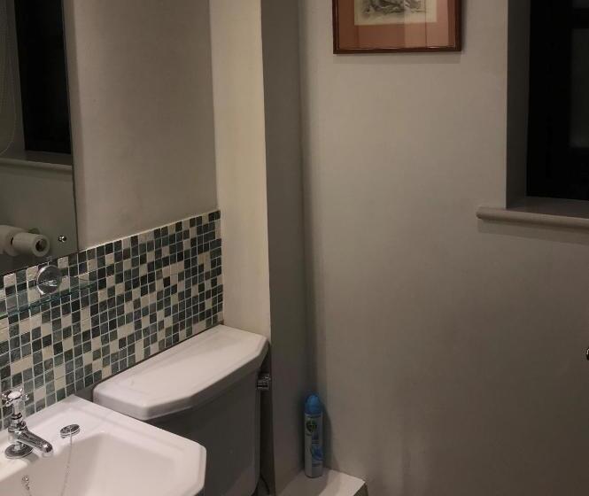 منزل غرفة نوم واحدة, Barnham Court Farm