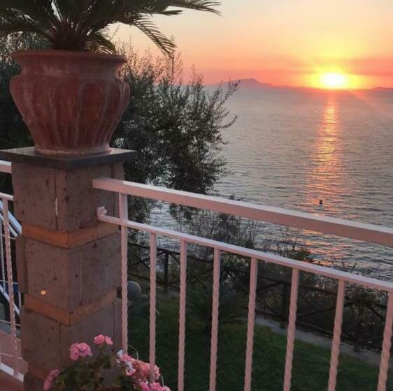 اتاق استاندارد با بالکن و چشم‌انداز دریا, La Palombara B&b