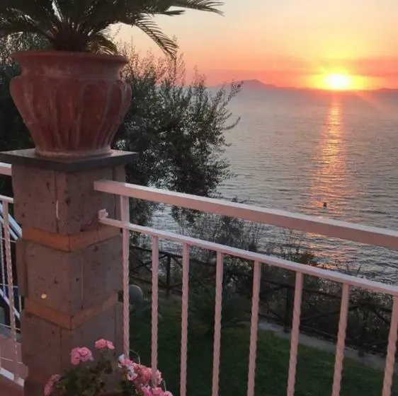 اتاق استاندارد با بالکن و چشم‌انداز دریا, La Palombara B&b