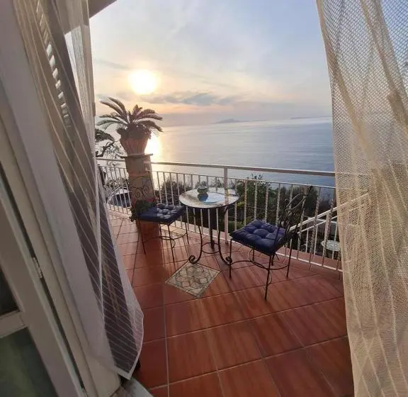 اتاق استاندارد با بالکن و چشم‌انداز دریا, La Palombara B&b