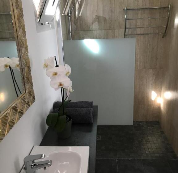 ویلای استاندارد با چشمانداز باغ, Ravine Bleue