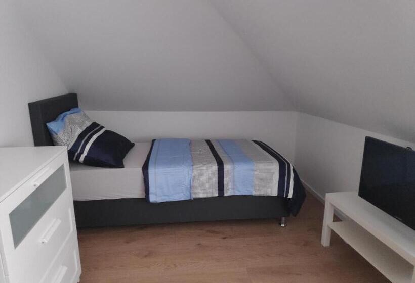 חדר סטנדרטי לארבעה עם חדר אמבטיה משותף, Pension Lara