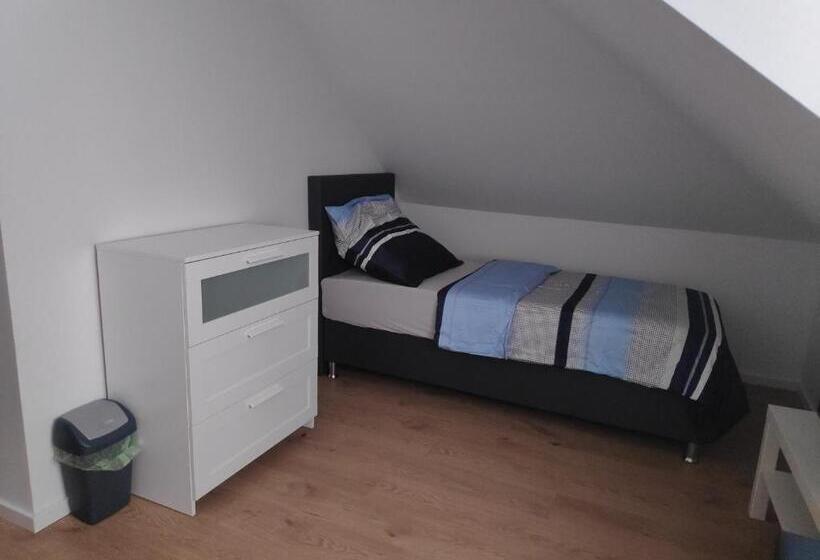 חדר סטנדרטי לארבעה עם חדר אמבטיה משותף, Pension Lara