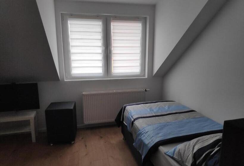 חדר סטנדרטי לארבעה עם חדר אמבטיה משותף, Pension Lara