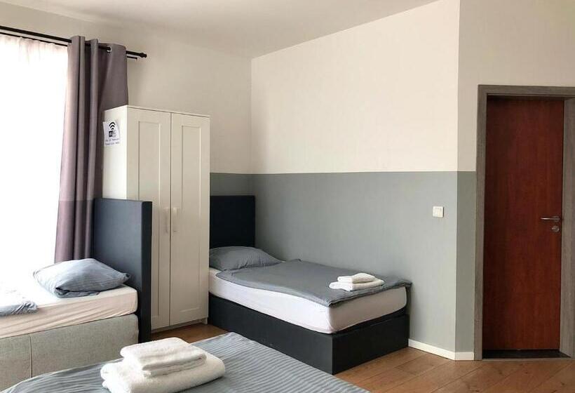 חדר סטנדרטי לארבעה עם חדר אמבטיה משותף, Pension Lara