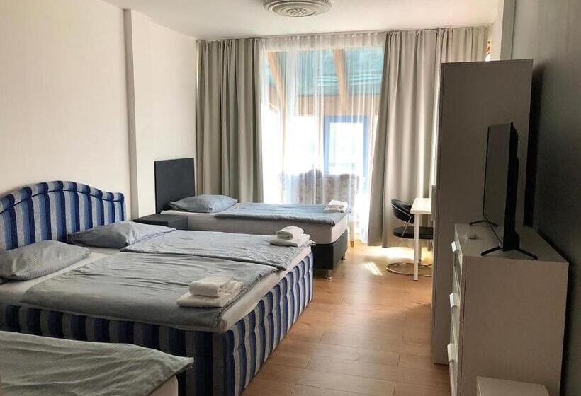 חדר סטנדרטי לארבעה עם חדר אמבטיה משותף, Pension Lara