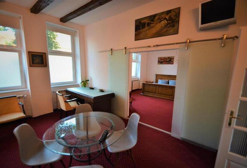 شقة غرفة واحدة, Casa Ado