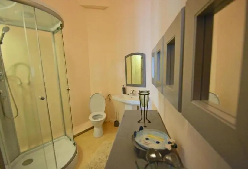 Standard-studio, Casa Ado