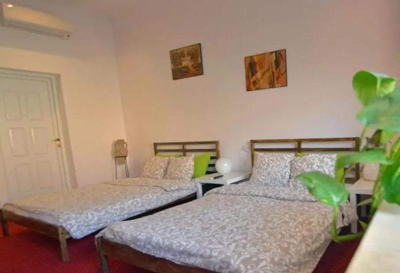 Standard-studio, Casa Ado