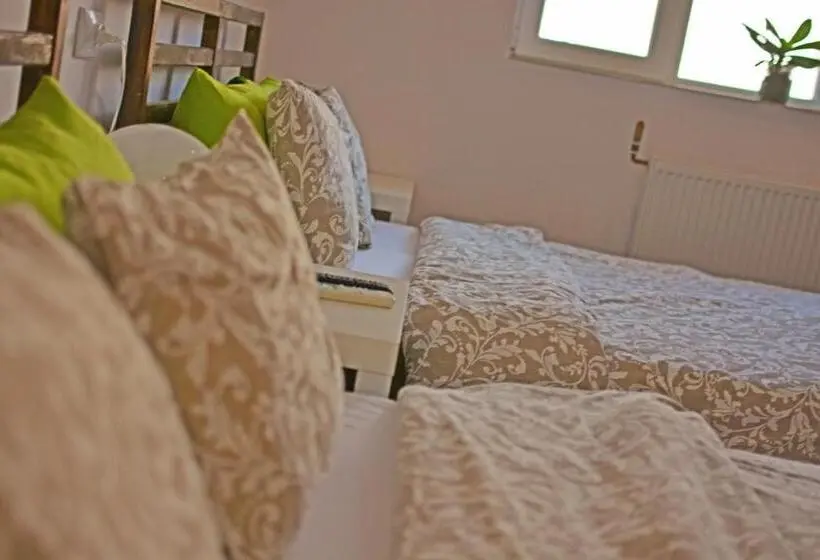 Standard-studio, Casa Ado