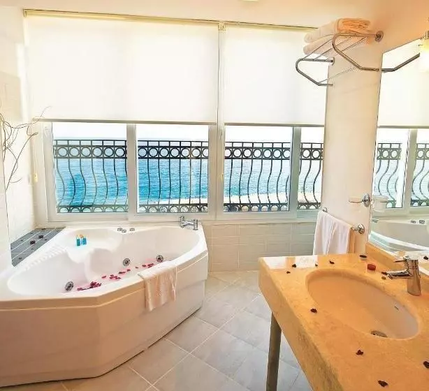 سوییت, Ada Beach Hotel
