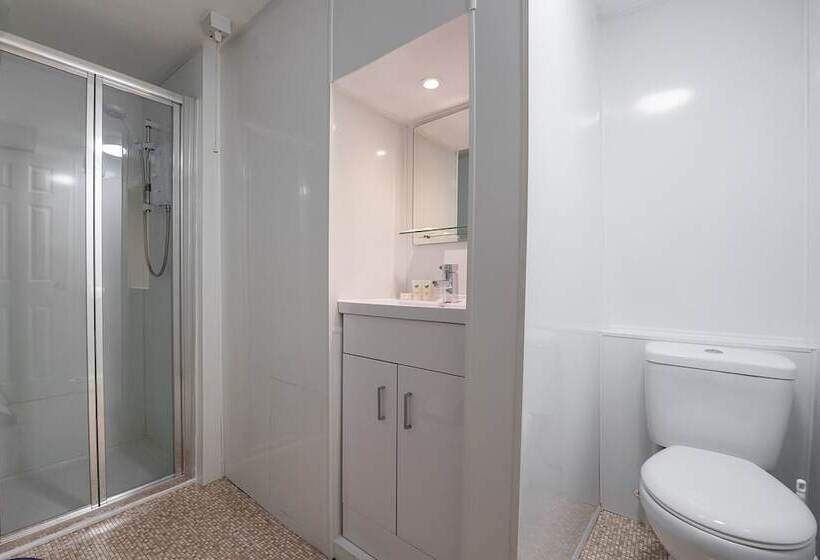 חדר סטנדרט לשלושה, Abbott Lodge