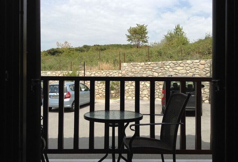 غرفة قياسية, Doupiani House