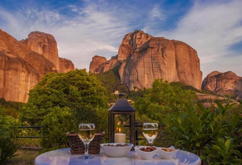 غرفة قياسية ثلاثية, Doupiani House