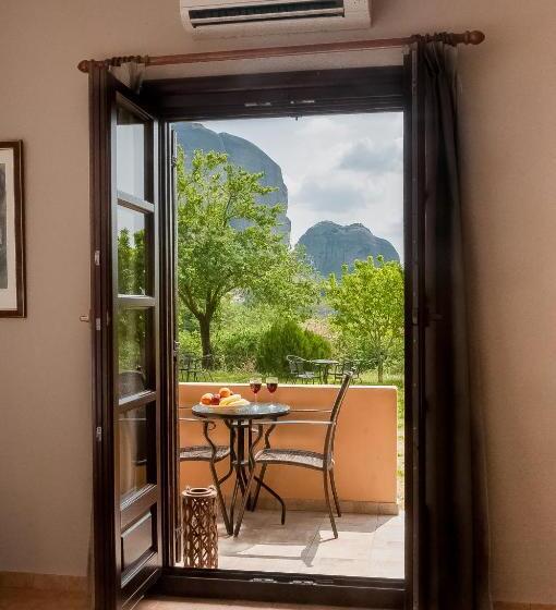 غرفة قياسية بالطابق الأرضى, Doupiani House