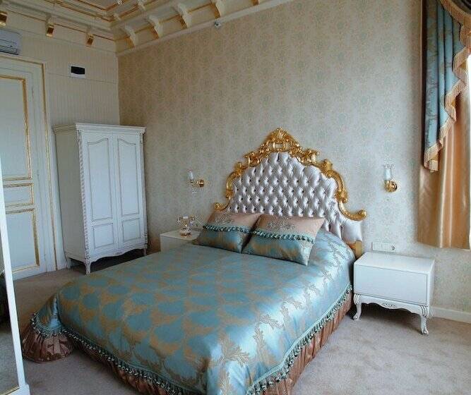 اتاق سوپریور با چشم‌انداز دریا, Hhk