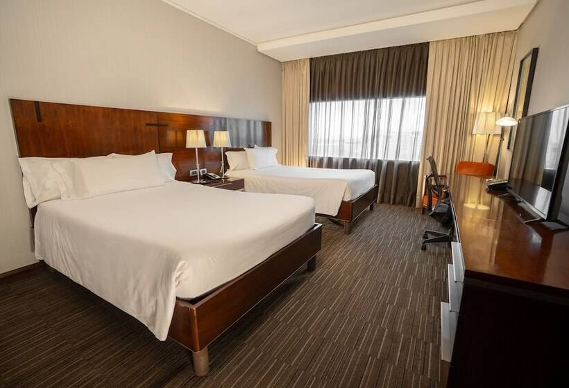带2个双人床的标准工作室, Hilton Garden Inn Santiago Airport