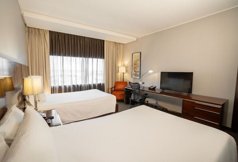 带2个双人床的标准工作室, Hilton Garden Inn Santiago Airport