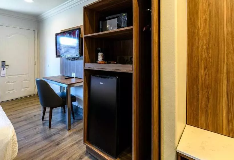 キングサイズベッドのスタンダードルーム, Hyland Inn Near Legoland