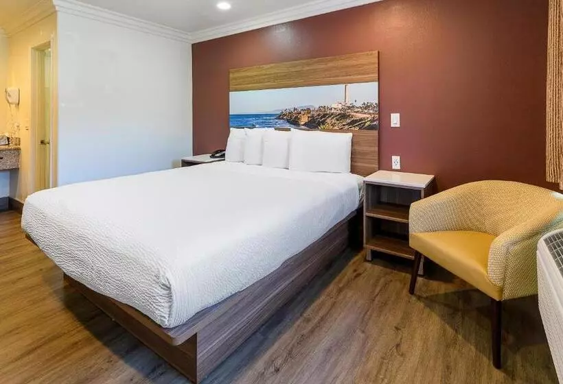 キングサイズベッドのスタンダードルーム, Hyland Inn Near Legoland