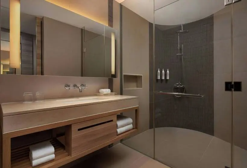 プールの見えるデラックスルーム, Le Méridien Phuket Mai Khao Beach Resort