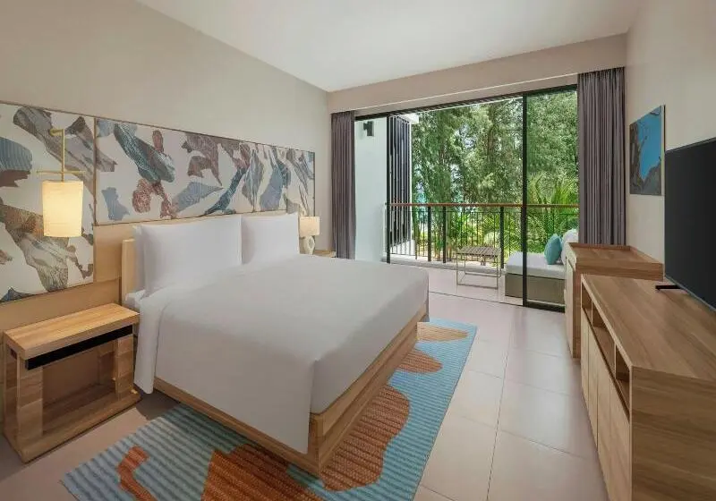 キングサイズベッドのスイートルーム, Le Méridien Phuket Mai Khao Beach Resort