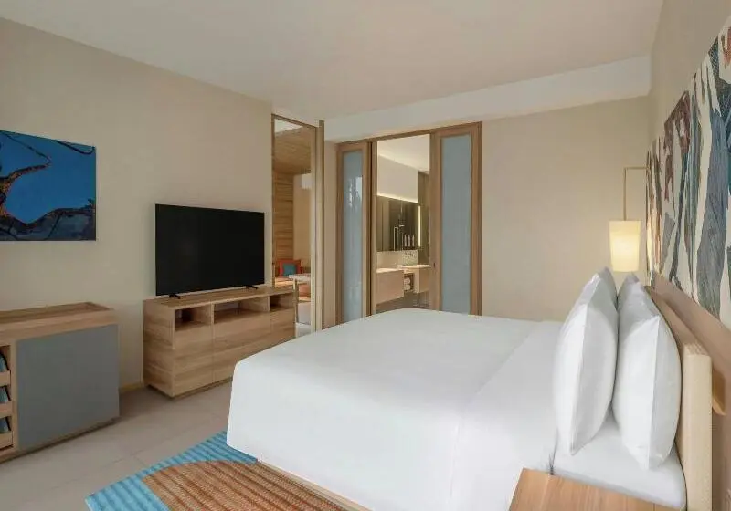 キングサイズベッドのスイートルーム, Le Méridien Phuket Mai Khao Beach Resort