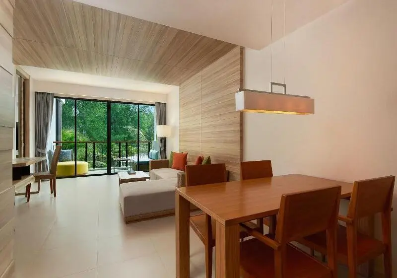キングサイズベッドのスイートルーム, Le Méridien Phuket Mai Khao Beach Resort