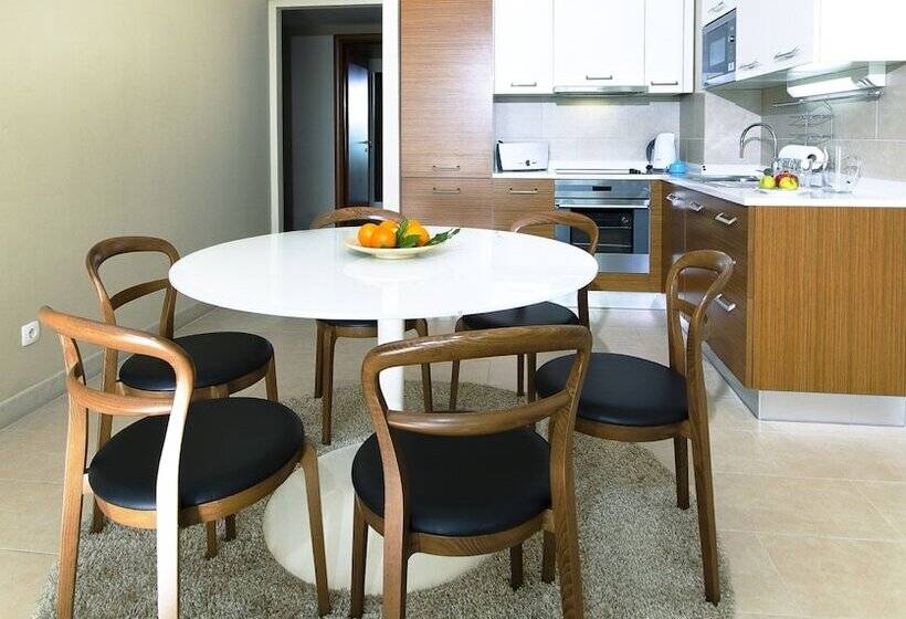 דירת שני חדרים עם מרפת, The Residence Apart